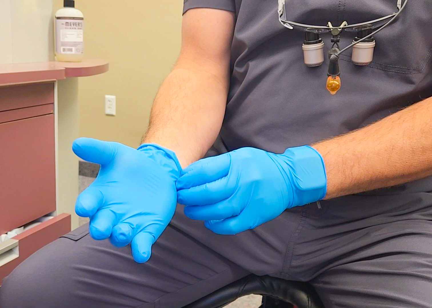 How to Remove Gloves Without Touching Contaminated Surfaces